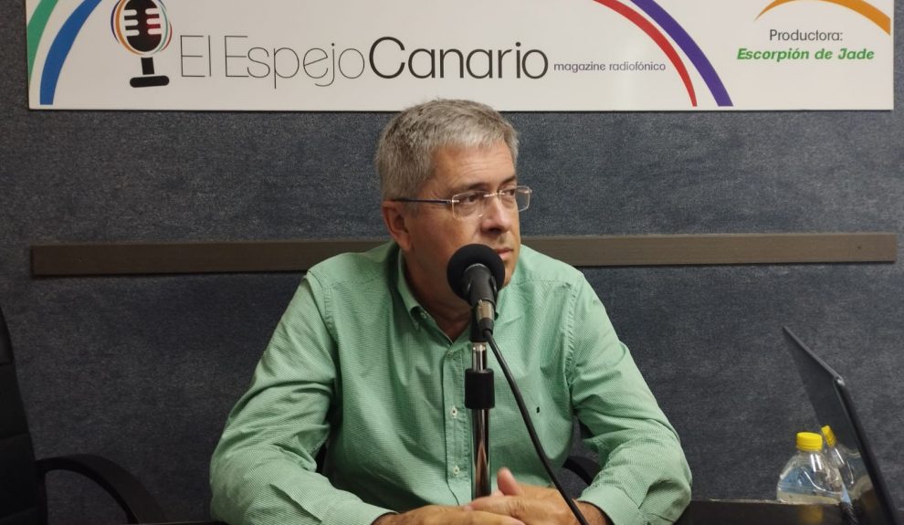 Marco Aurelio Pérez. en los estudios de El Espejo Canario