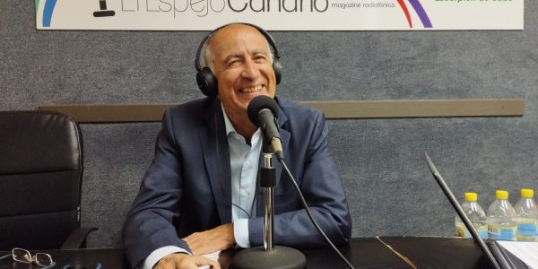 Francisco Hernández Spínola en los estudios de El Espejo Canario