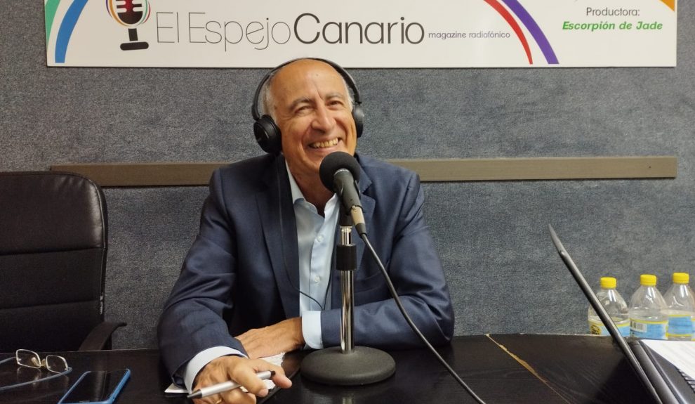 Francisco Hernández Spínola en los estudios de El Espejo Canario