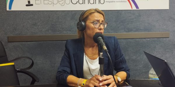 Ángeles Batista en los estudios de El Espejo Canario