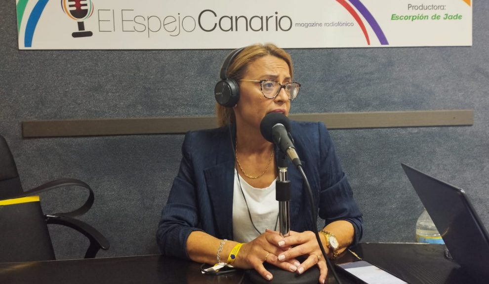 Ángeles Batista en los estudios de El Espejo Canario