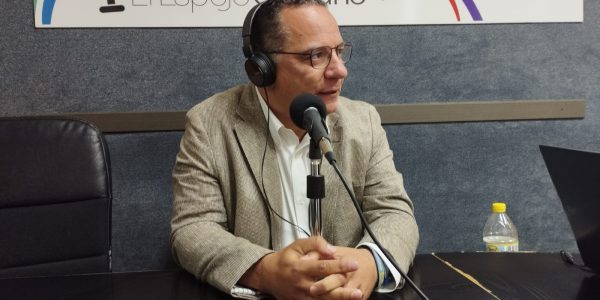 Poli Suárez en los estudios de El Espejo Canario