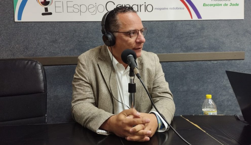 Poli Suárez en los estudios de El Espejo Canario