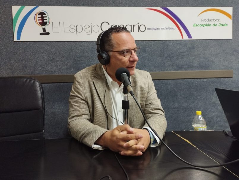 Poli Suárez en los estudios de El Espejo Canario Poli Suárez en los estudios de El Espejo Canario