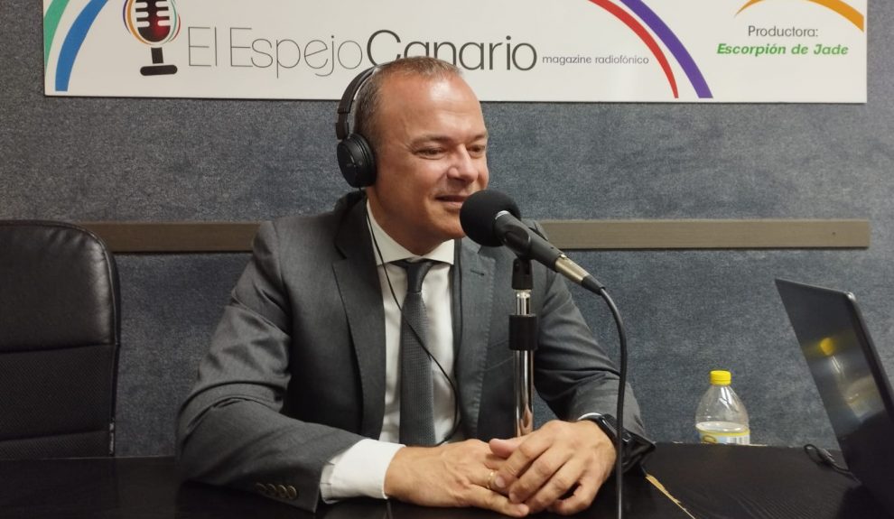 Augusto Hidalgo en los estudios de El Espejo Canario