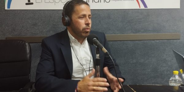 Héctor Suárez en los estudios de El Espejo Canario