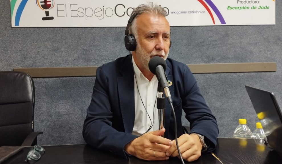 Ángel Víctor Torres en los estudios de El Espejo Canario