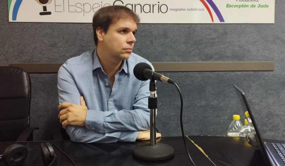 Daniel Reyes en los estudios de El Espejo Canario