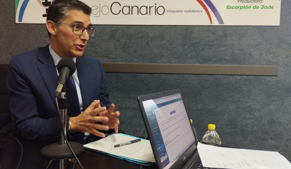 Juan José Ramos en los estudios de El Espejo Canario