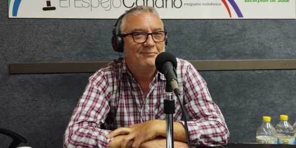 Juan Salán en los estudios de El Espejo Canario