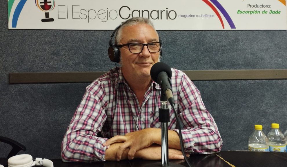 Juan Salán en los estudios de El Espejo Canario