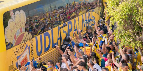 Afición de la UD Las Palmas recibiendo al equipo | Foto: UDLP