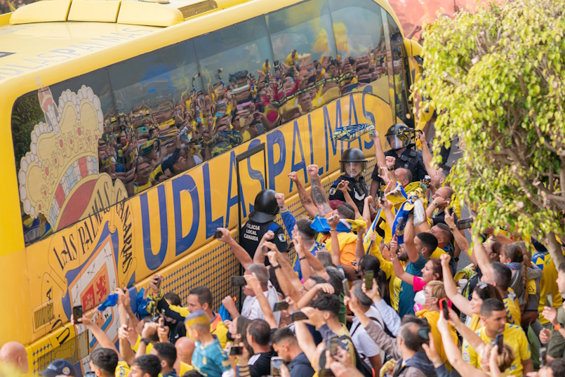 Afición de la UD Las Palmas recibiendo al equipo | Foto: UDLP