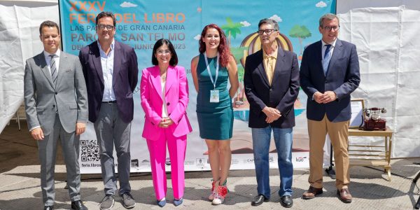 La alcaldesa de Las Palmas de GRan Canaria durante la inauguración de la Feria del Libro