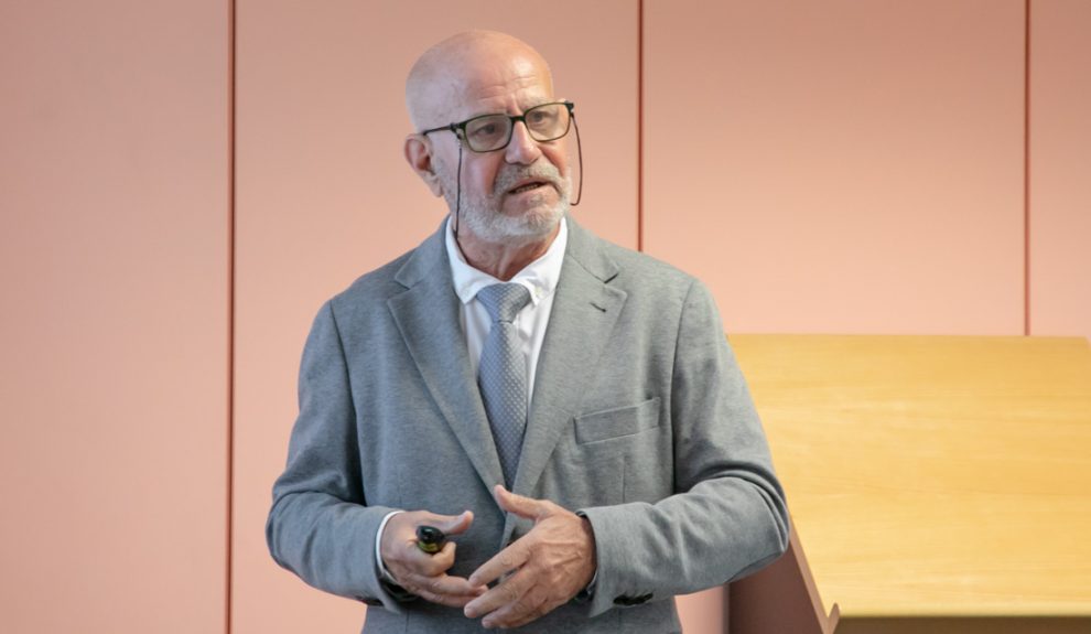 Argelio González durante la defensa de su tesis doctoral | Foto: ULL