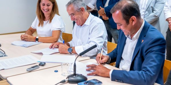 Blas Acosta (derecha) y Mario Cabrera durante la firma del acuerdo en Fuerteventura | Foto: CC
