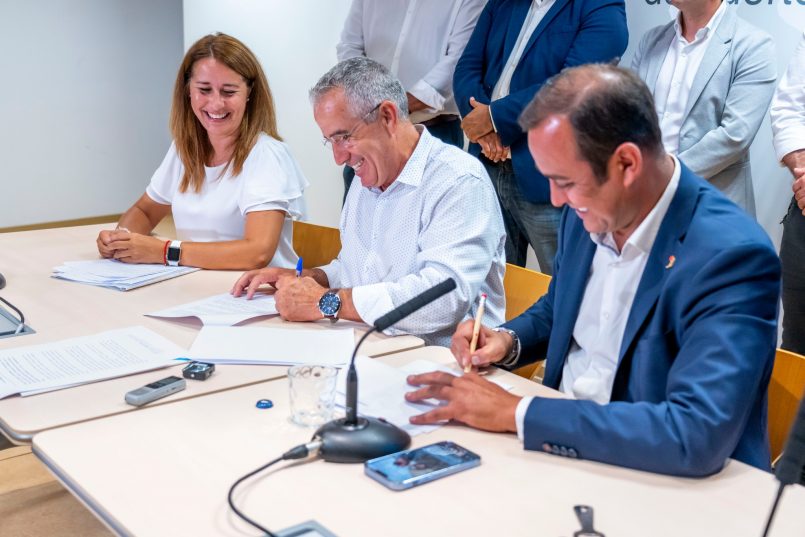Blas Acosta (derecha) y Mario Cabrera durante la firma del acuerdo en Fuerteventura | Foto: CC Blas Acosta (derecha) y Mario Cabrera durante la firma del acuerdo en Fuerteventura | Foto: CC