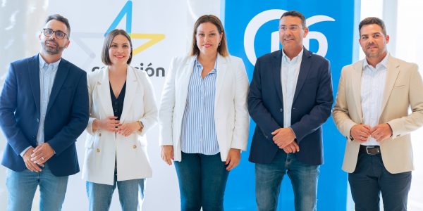 Firma del acuerdo entre CC y PP en Lanzarote | Foto: CC
