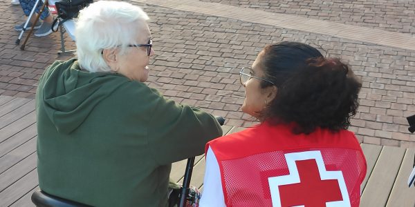 Un miembro de Cruz Roja atendiendo a una persona mayor en Fuerteventura