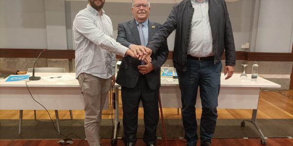 Firma del acuerdo entre Ando Sataute, UxGC y PSOE para gobernar en Santa Brígida | Foto: UxGC