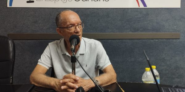Roque Calero en los estudios de El Espejo Canario