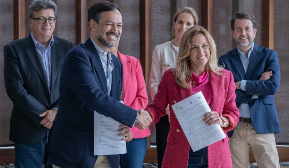 Lope Afonso y Rosa Dávila tras la firma del pacto en el Cabildo de Tenerife | Foto: CC