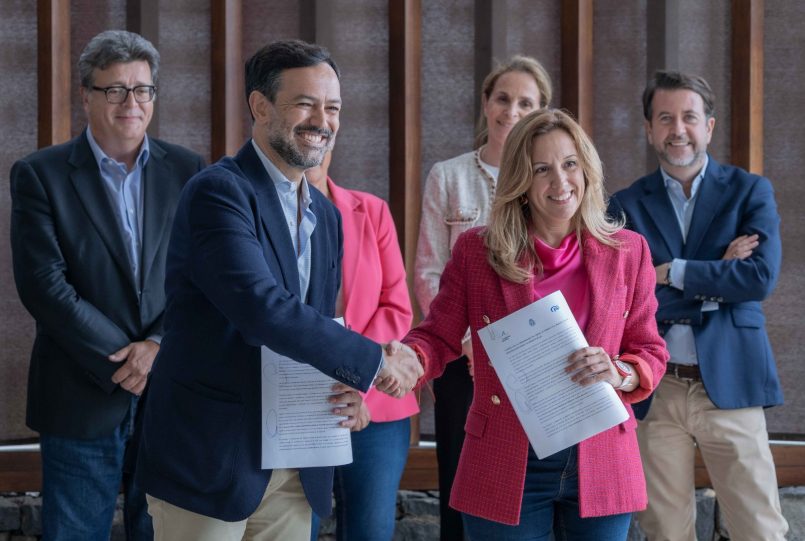 Lope Afonso y Rosa Dávila tras la firma del pacto en el Cabildo de Tenerife | Foto: CC Lope Afonso y Rosa Dávila tras la firma del pacto en el Cabildo de Tenerife | Foto: CC