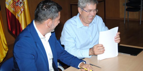 Alejandro Marichal y Marco Aurelio Pérez (derecha) durante la firma del acuerdo en San Bartolomé de Tirajana