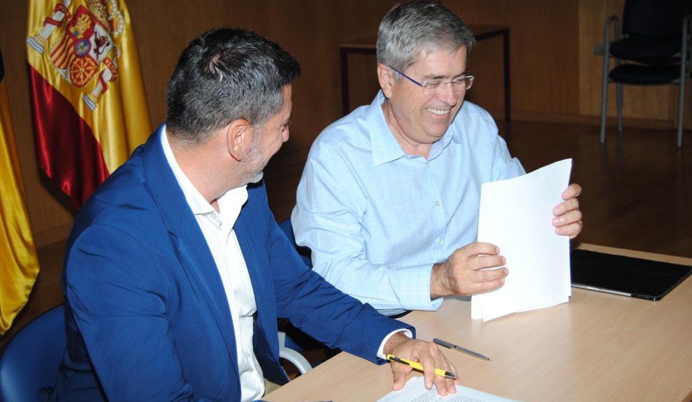 Alejandro Marichal y Marco Aurelio Pérez (derecha) durante la firma del acuerdo en San Bartolomé de Tirajana