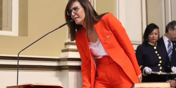 Natalia Santana en su juramento en el Parlamento canario | Foto: Parcan