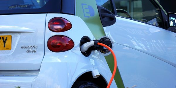 Carga eléctrica de un vehículo | Foto: Pixabay