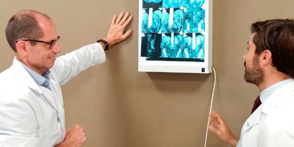 Hector Ajubita, derecha, en su despacho de Hospitales Universitarios San Roque en Las Palmas | Foto: HUSR