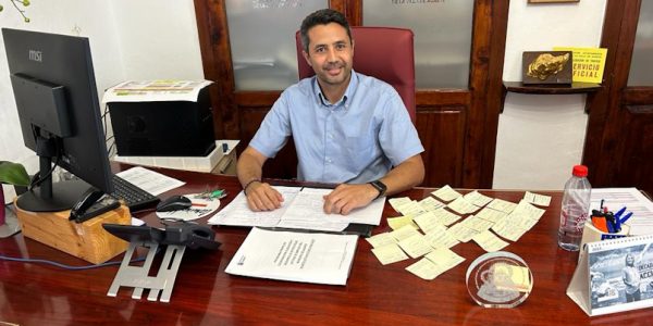 Jesús González en su despacho en la alcaldía de Agaete | Foto: Ayuntamiento de Agaete