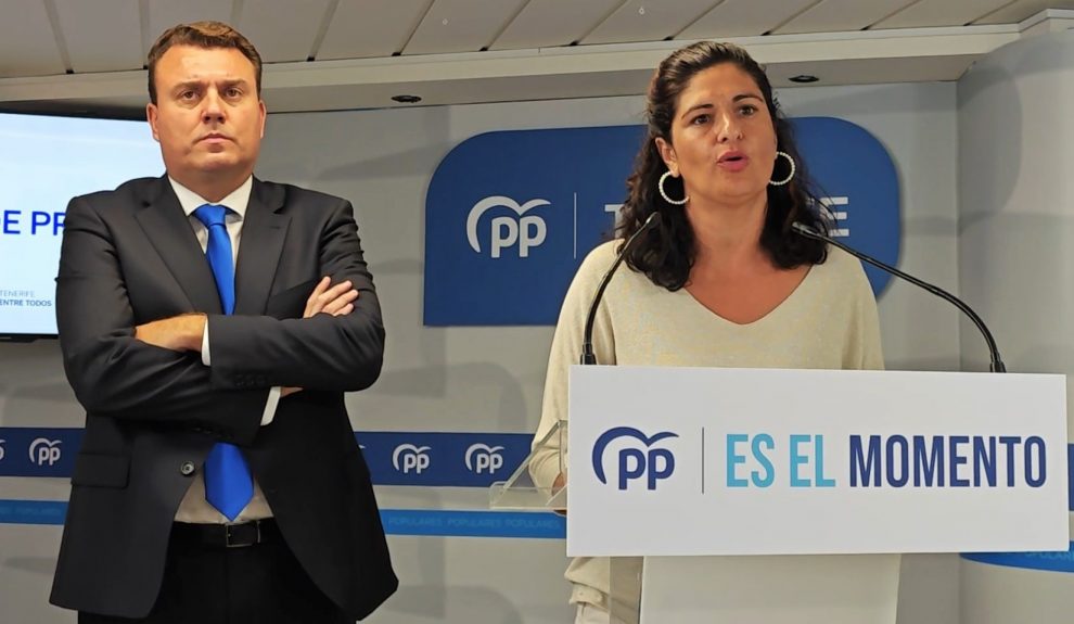Carmen Luisa Castro y el abogado Francisco Días en rueda de prensa | Foto: PP