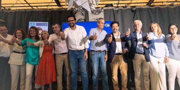 Guillermo Mariscal, junto a miembros del PP, durante la celebración de los resultados del pasado 23-J