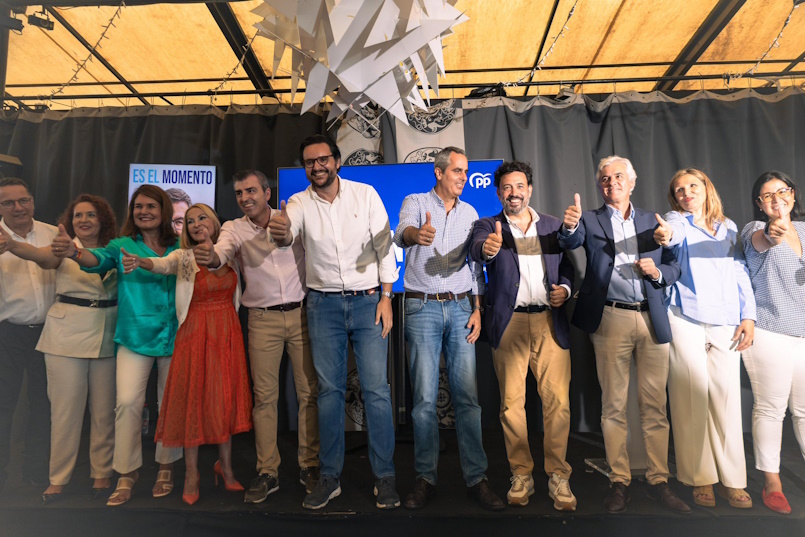 Guillermo Mariscal, junto a miembros del PP, durante la celebración de los resultados del pasado 23-J