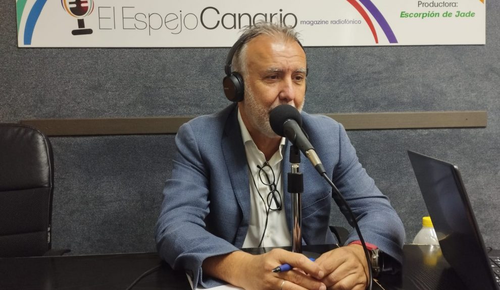 Ángel Víctor Torres en los estudios de El Espejo Canario