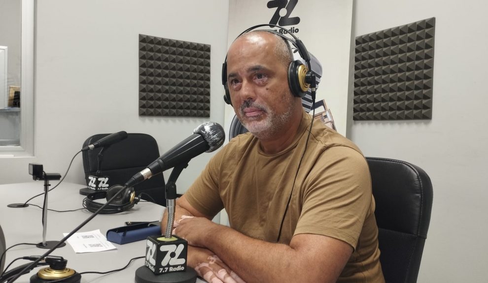 Ramón Morales en los estudios de El Espejo Canario