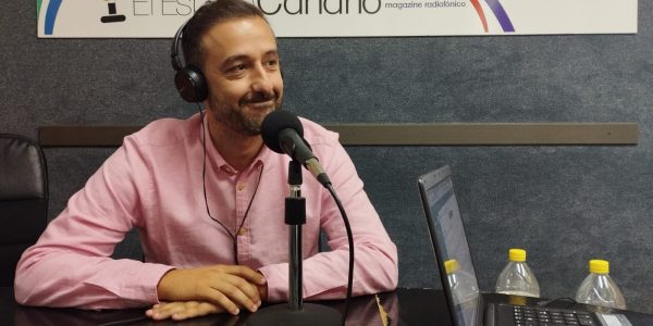 Juan Antonio Peña en los estudios de El Espejo Canario