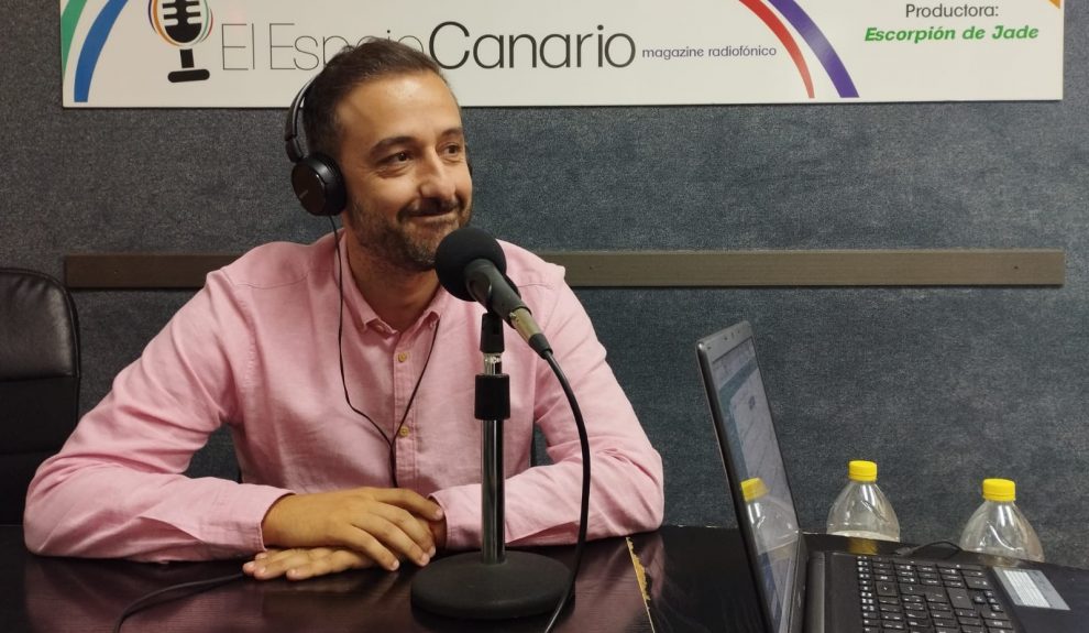 Juan Antonio Peña en los estudios de El Espejo Canario