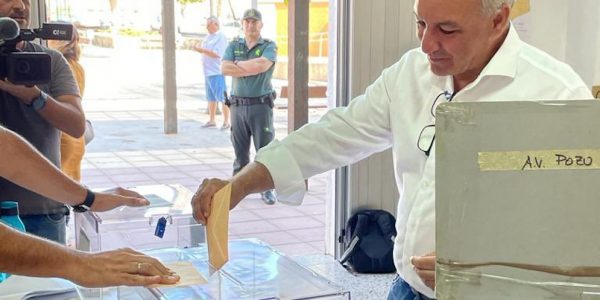 Luis Campo deposita su voto el pasado 23 de julio | Foto: Nueva Canarias