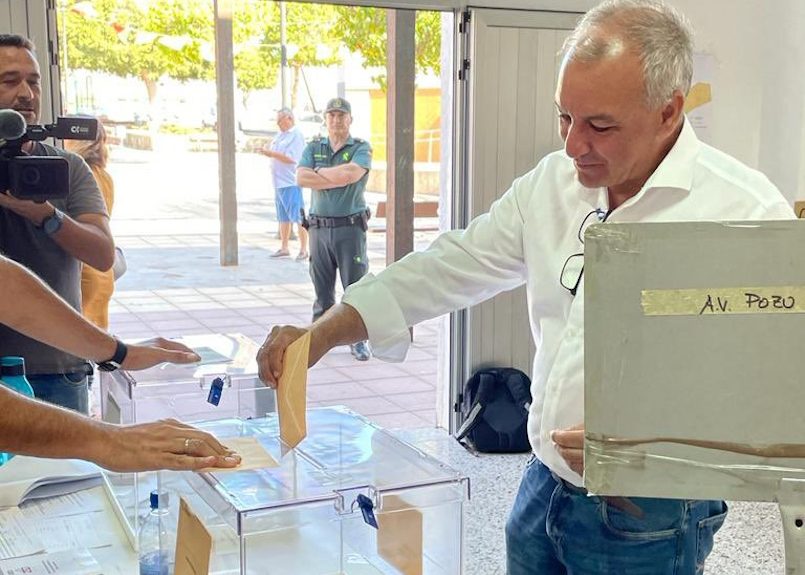 Luis Campo deposita su voto el pasado 23 de julio | Foto: Nueva Canarias
