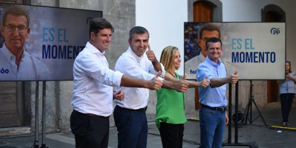 Emilio José Navarro (izda.) durante la presentación de la campaña electoral | Foto: PP