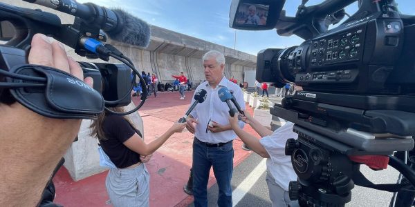 Alpidio Armas atendiendo a los medios en el puerto de La Estaca | Foto: Cabildo de El Hierro