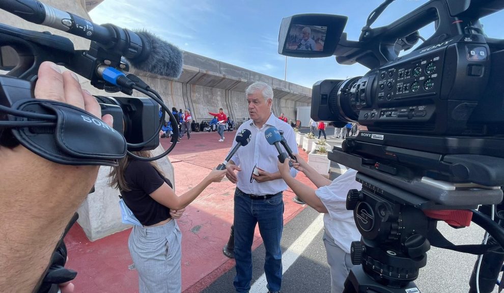 Alpidio Armas atendiendo a los medios en el puerto de La Estaca | Foto: Cabildo de El Hierro