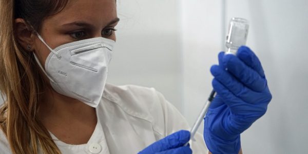 Enfermera preparando una dosis de la vacuna | Foto: Gobierno de Canarias