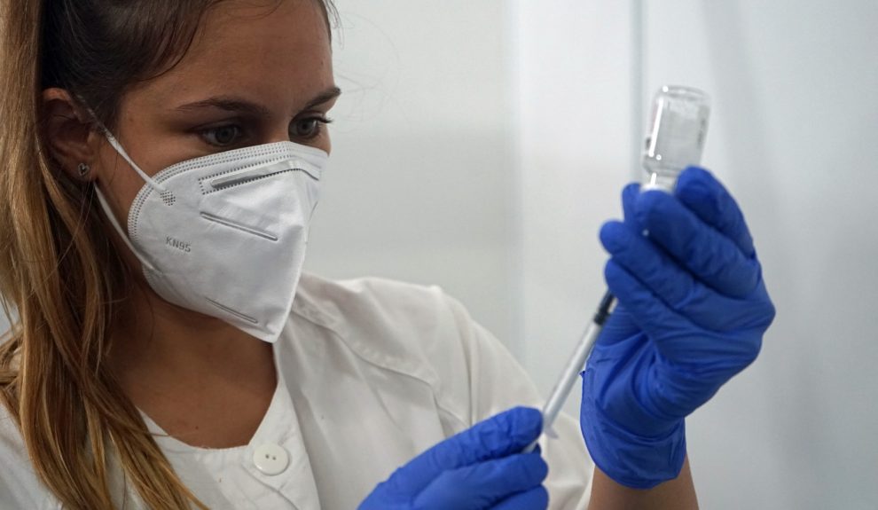 Enfermera preparando una dosis de la vacuna | Foto: Gobierno de Canarias