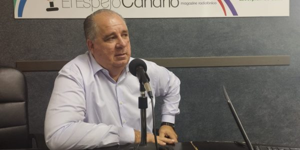 Juan Martel en los estudios de El Espejo Canario