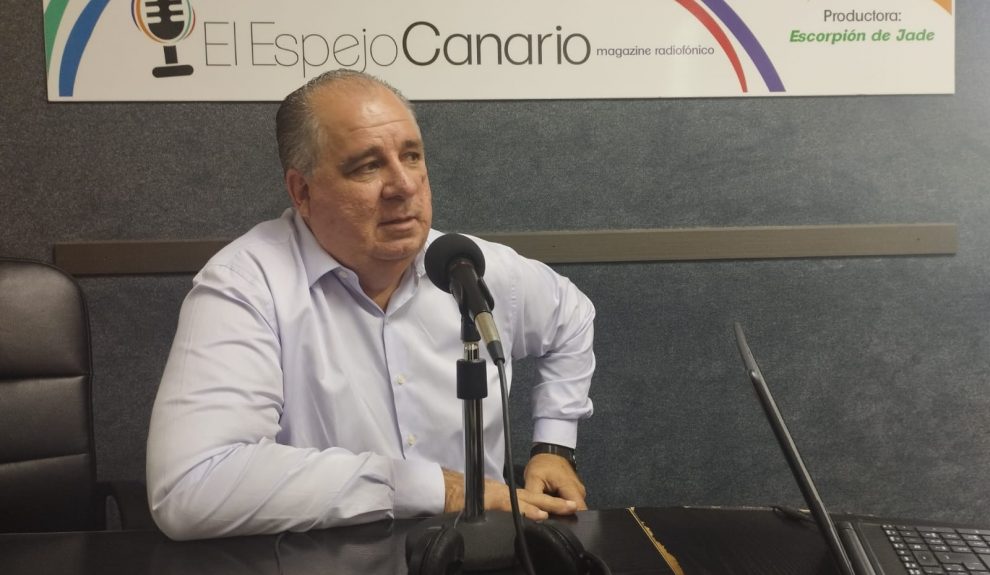 Juan Martel en los estudios de El Espejo Canario