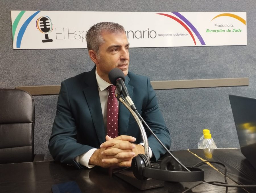 Manuel Domínguez en los estudios de El Espejo Canario Manuel Domínguez en los estudios de El Espejo Canario